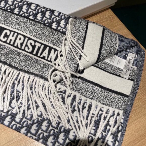 Dior Shawls: The Perfect Accessory for Every Outfit - Picture 4 of 8